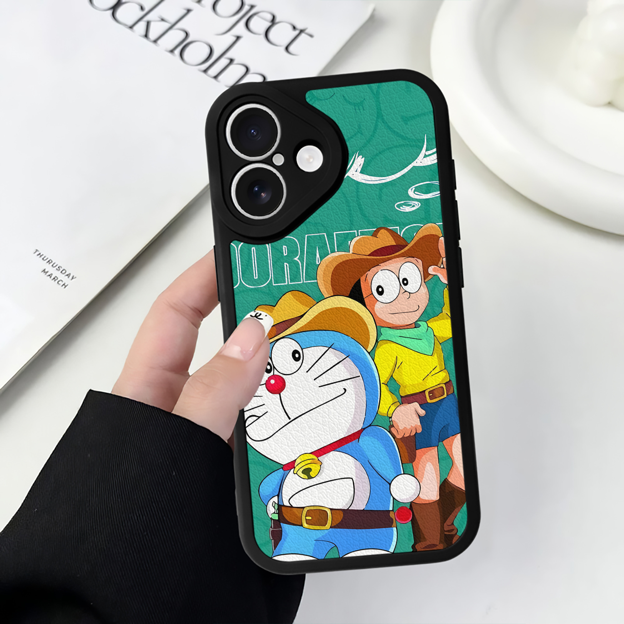 （画像用） ドラえもん Doraemon 【iPhone 16シリーズ対応】シリコンスマホケース（レザー調） 材質：シリコン